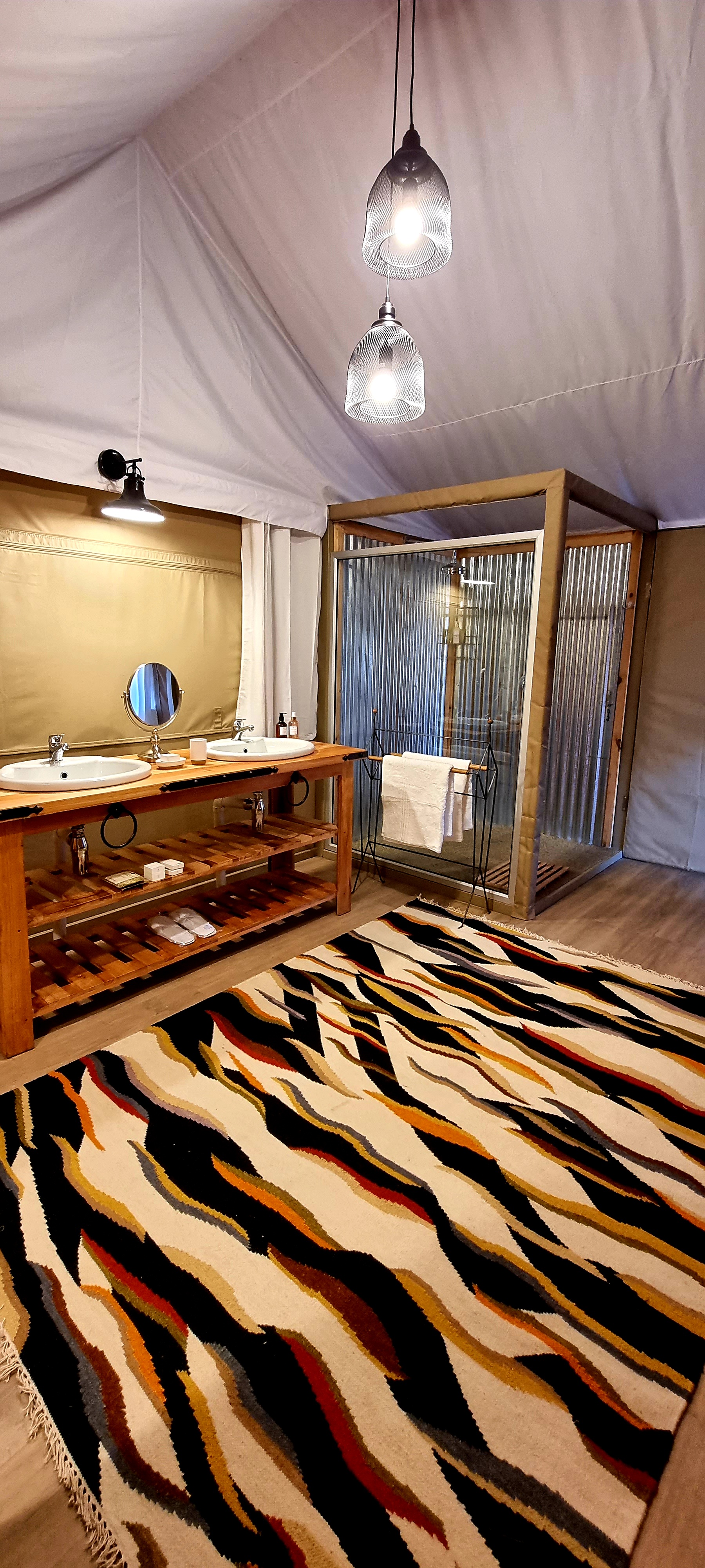 <p>Large bathrooms with massive internal and outdoor shower facilities </p>