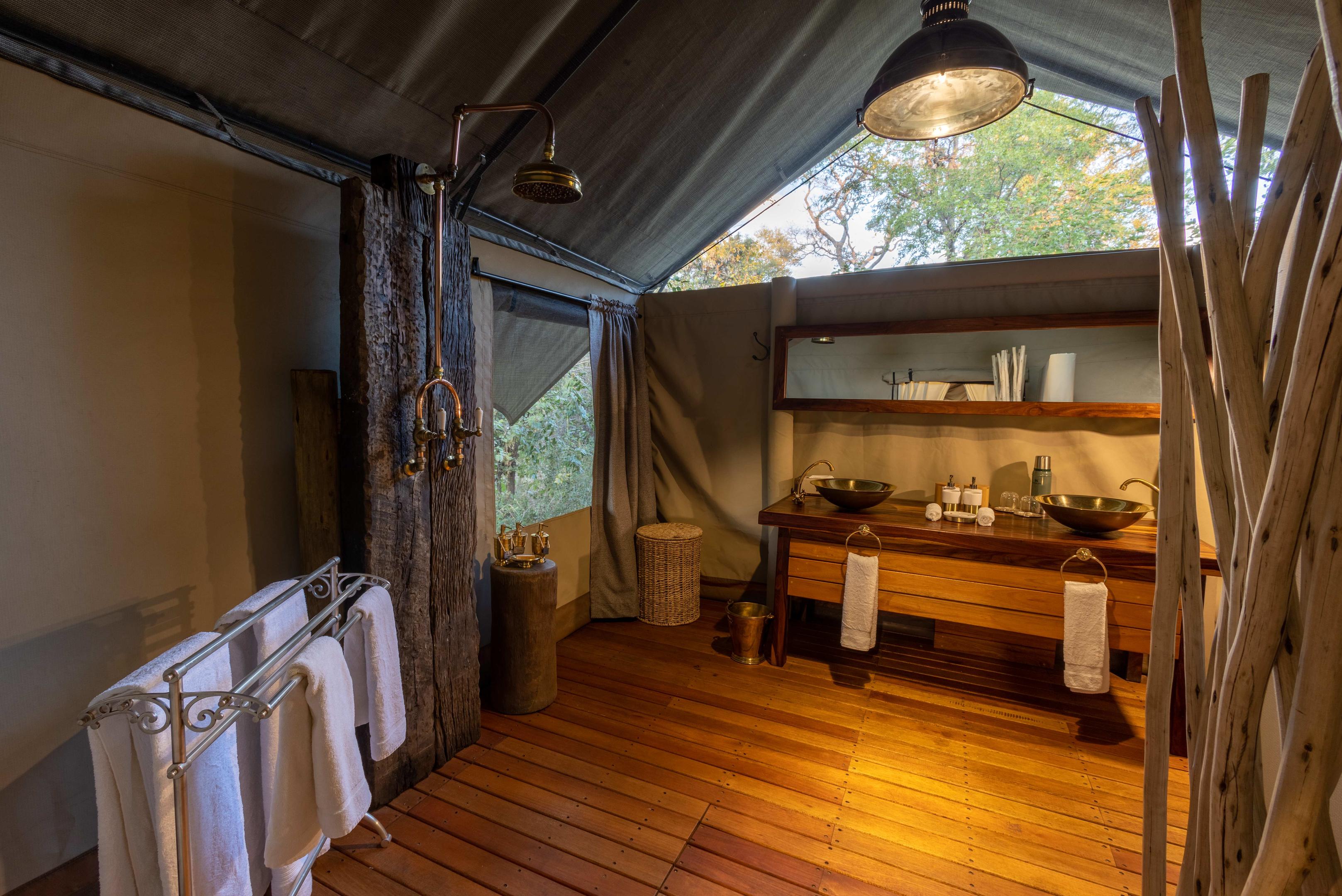 Selinda Explorers Camp