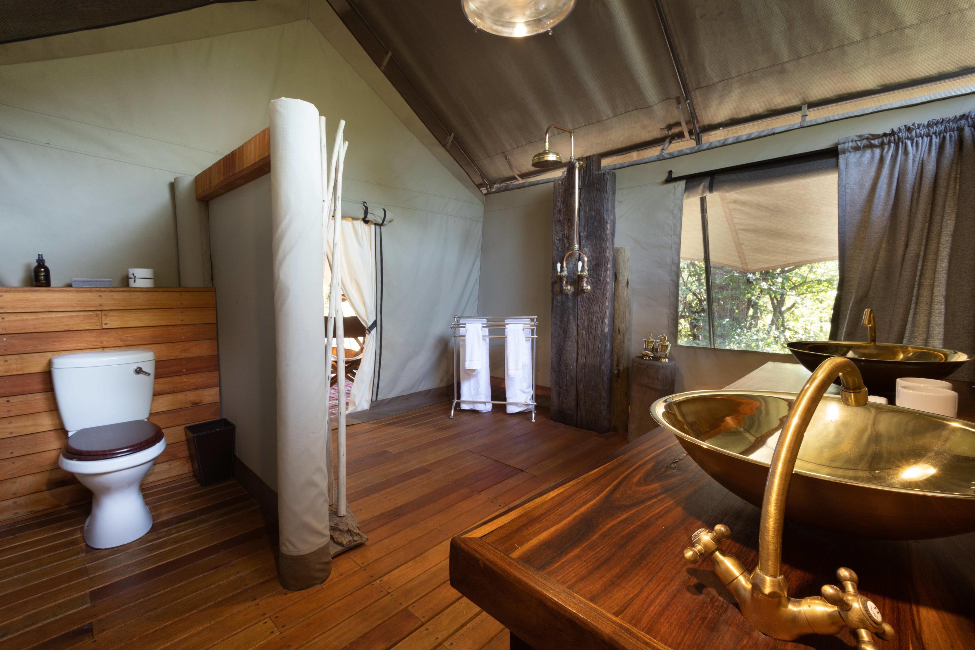 Selinda Explorers Camp